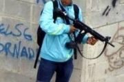 COM FUZIL NO OMBRO, TÁ QUERENDO O QUE? COM FUZIL NO OMBRO, TÁ QUERENDO O QUE?
