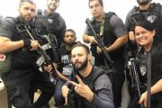 Incrível. Policiais prendem bandido e tiram selfies com ele Incrível. Policiais prendem bandido e tiram selfies com ele