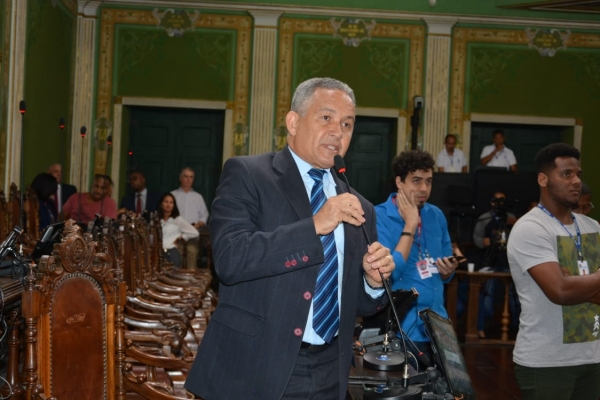 Téo Senna rebate Robinson Almeida: “Petistas do regime semiaberto deveriam ajudar a limpar as praias”