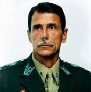 Alerta!  General adverte senador que falou o que não devia
