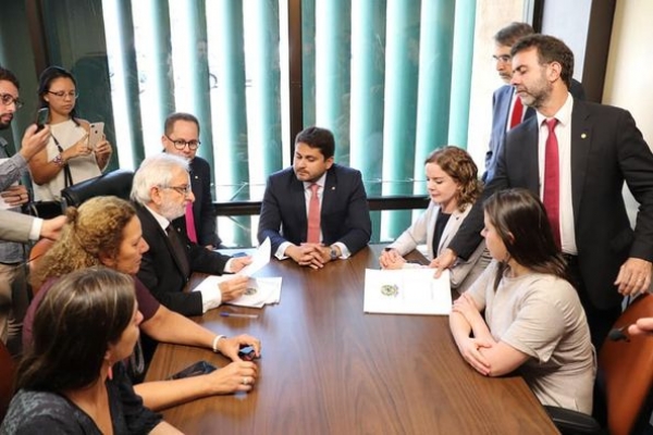 INCAPACITADA, A OPOSIÇÃO SÓ FAZ FUSTIGAR BOLSONARO PARA DESGASTÁ-LO.