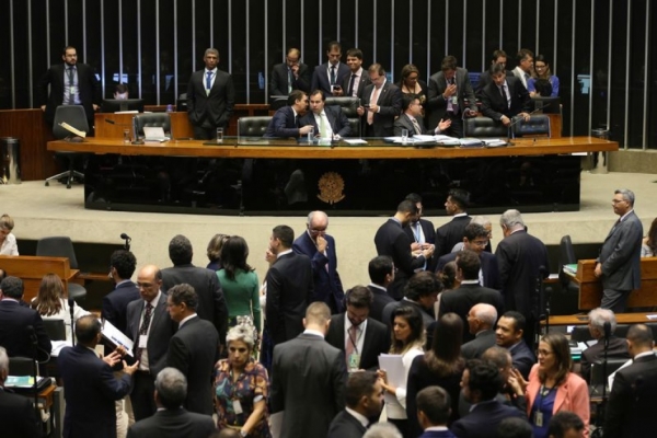 SESSÕES DO CONGRESSO: O DESCASO COM OS ORADORES NAS CASAS LEGISLATIVAS DO PAÍS.